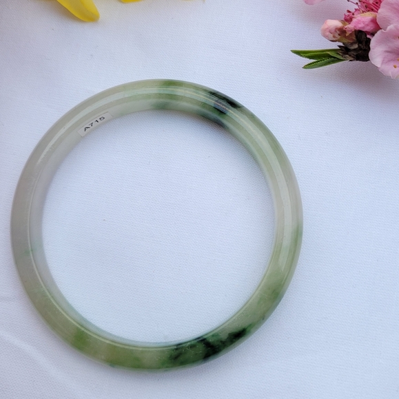 100% Natural Jadeite Jade Bangle Bracelet 61.5mm *NWT